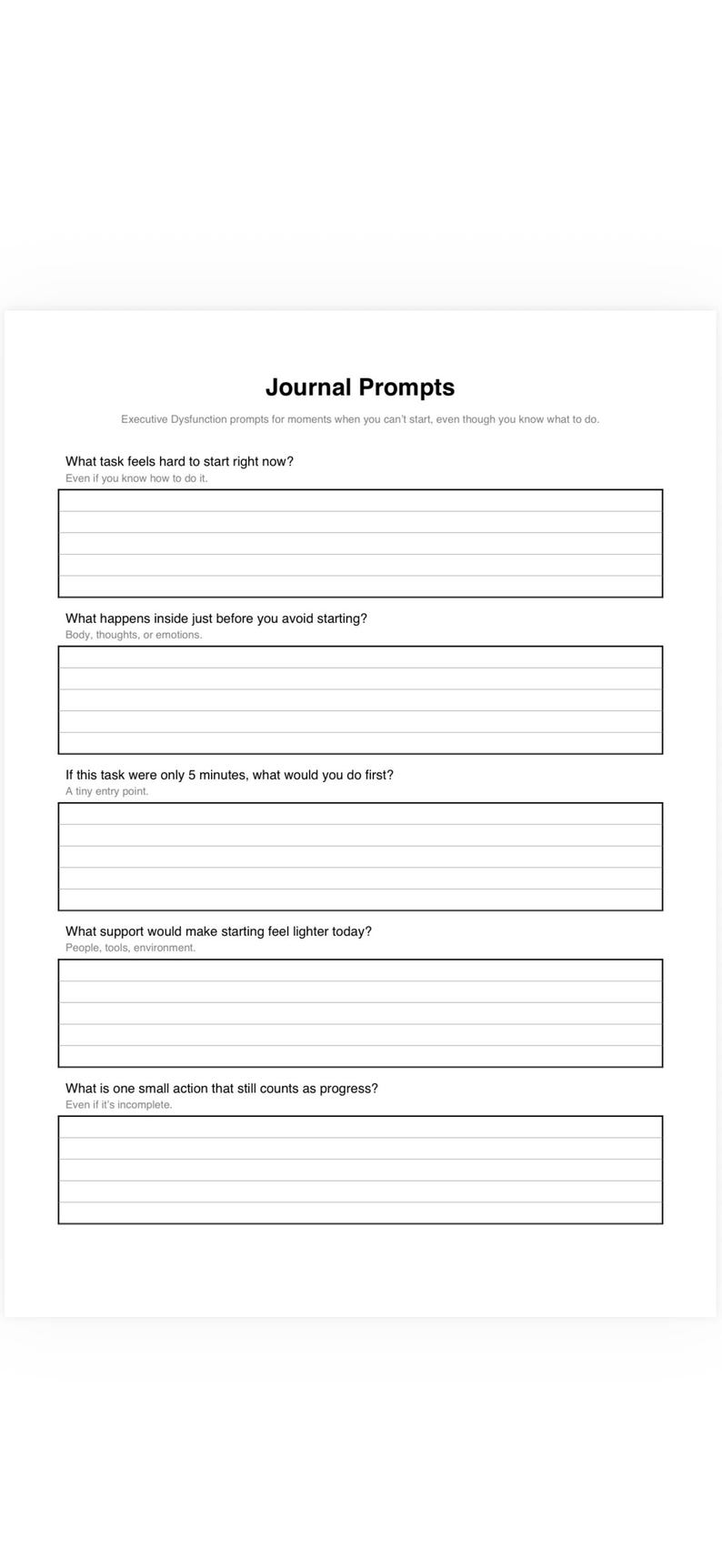 Op de afbeelding: Een set van drie keramische mokken met een gespikkelde, matte afwerking. De mokken zijn in cr&egrave;me, lichtgrijs en donkergrijs. Elke mok heeft een eenvoudig, minimalistisch ontwerp.