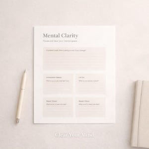 Op de afbeelding: Een wit werkblad getiteld "Mental Clarity" met vragen voor zelfreflectie. Een pen en een klein notitieboekje liggen naast het werkblad. De tekst "Clear Your Mind" staat onderaan.