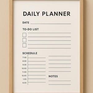 Könnte beinhalten: Ein gerahmter Tagesplaner mit hellem Holzfinish. Der Planer hat Abschnitte für Datum, To-Do-Liste, Zeitplan und Notizen. Der Text ist schwarz, mit Linien zum Schreiben. Der Hintergrund ist cremefarben.