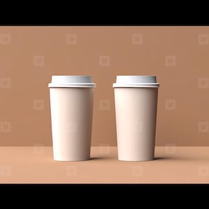 Könnte beinhalten: Zwei hellbeige Pappkaffeebecher mit weißen Deckeln werden auf einer hellbraunen Oberfläche gezeigt. Die Becher sind zylindrisch und haben ein sauberes, minimalistisches Design. Der Hintergrund ist einfarbig hellbraun.