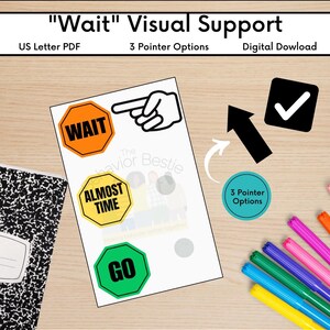 Könnte beinhalten: Ein visueller Support-Druck mit dem Text "Wait" Visual Support. Der Druck enthält ein orangefarbenes Achteck mit dem Wort "WAIT", ein gelbes Achteck mit "ALMOST TIME" und ein grünes Achteck mit "GO". Ebenfalls enthalten sind 3 Zeigeroptionen.
