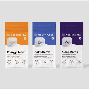 Könnte beinhalten: Drei Beutel mit Vibe Patches werden gezeigt, jeder mit einem anderen Farbschema. Der orangefarbene Beutel ist mit "Energy Patch" beschriftet, der blaue Beutel mit "Calm Patch" und der lila Beutel mit "Sleep Patch". Jeder Beutel hat ein quadratisches Patch-Symbol.