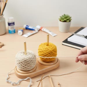 Op de afbeelding: Een rustiek houten bord met de tekst "Welcome to our home" in een handgeschreven stijl. Het bord heeft een verweerde afwerking en een eenvoudig, uitnodigend ontwerp, ideaal voor een veranda of entree.