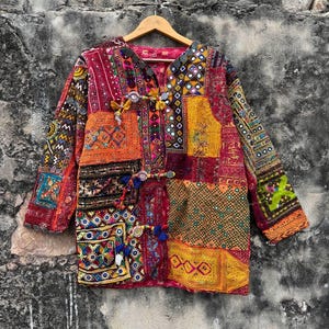 Peut inclure: Ensemble de trois mugs en céramique avec une finition mate et mouchetée. Les tasses sont de couleur crème, gris clair et gris foncé. Design simple et minimaliste, parfait pour le café ou le thé.