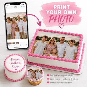 Könnte beinhalten: Ein rechteckiger Kuchen und ein runder Kuchen mit einem essbaren Foto einer Familie sowie ein Cupcake mit Foto-Topper. Ein Smartphone zeigt dasselbe Familienfoto. Der Text PRINT YOUR OWN PHOTO ist in Pink auf dem Bild zu sehen.