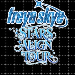 Peut inclure: Graphisme bleu et blanc sur fond noir. Les mots "freya skye" sont écrits dans une police cristalline, avec une étoile filante. En dessous, les mots "STARS ALIGN TOUR" sont dans une police stylisée avec des étoiles.