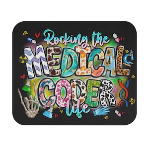 Puede incluir: Posavasos cuadrado negro con el texto "Rocking the MEDICAL CODER life" en letras coloridas y estampadas. El diseño incluye gráficos de temática médica como una mano esquelética, una hebra de ADN y un microscopio.