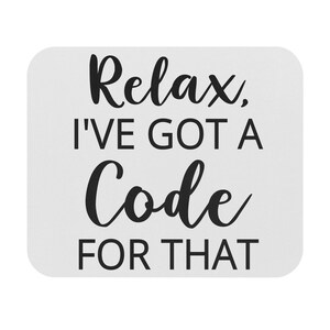 Op de afbeelding: Een witte, rechthoekige onderzetter met afgeronde hoeken. De onderzetter heeft de tekst "Relax, I've Got a Code For That" in zwarte, gestileerde letters. Het ontwerp is eenvoudig en modern, geschikt voor een bureau of thuiskantoor.