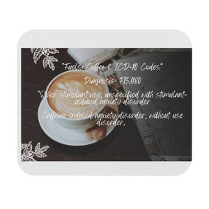 Alfombrilla de ratón con códigos ICD-10 y temática de ansiedad por el café / Alfombrilla de escritorio con humor médico sobre el café con leche.