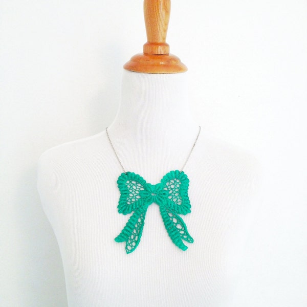 Bow Lace Necklace in Emerald Green