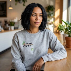 Suéter de cuello redondo con planta madre de Pothos, cadena de perlas – Botanical Nature Lover