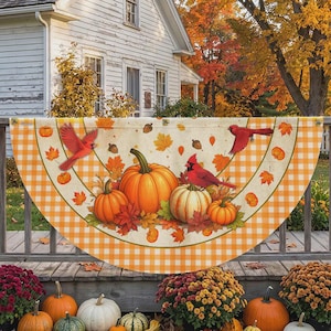 Könnte beinhalten: Eine halbkreisförmige Fächerflagge mit herbstlichem Motiv, bestehend aus orangefarbenen Kürbissen, roten Kardinalvögeln und Herbstblättern auf cremefarbenem Grund, umrahmt von einem orange-weiß karierten Rand mit Eicheln und Ahornblättern.