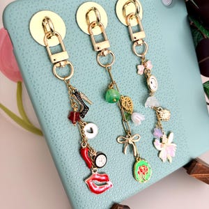 Peut inclure: Ensemble de trois tasses en céramique avec une finition mate et mouchetée. Chaque tasse est d'une couleur différente : bleu clair, crème et gris. Les tasses ont un design simple et moderne, avec une anse confortable.