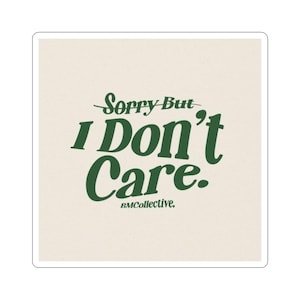 Könnte beinhalten: Quadratischer Aufkleber mit dem Text "Sorry But I Don't Care" in Dunkelgrün, wobei "Sorry But" durchgestrichen ist. Der Aufkleber hat einen cremefarbenen Hintergrund und den Text "BMCollective" unten.