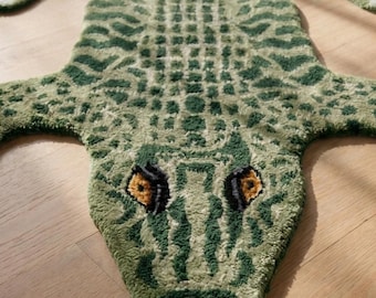 Handgetufteter Krokodilteppich, einzigartige tierförmige Matte, moosgrün-salbeifarbene Dekoration, Dschungel-Spielzimmerteppich, niedliches Geschenk-Teppich