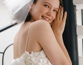 Blommig Drömslöja Dubbelskiktad Kort Brudhuvudbonad Elfenben Mjuk Tyll Bröllopstillbehör Trädgårdsceremoni Möhippa Romantisk Look