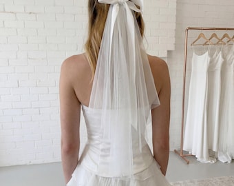 Kort brudslöja med satinband, minihuvudbonad i tyll för brud, håraccessoar för möhippa, vigsel i borgerlig ceremoni