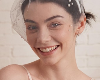 Pärlrouge-hårband, kort brudrouge med spridda halvpärlor, stadshus-alopementbrud, möhippa-andra look