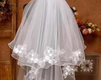 Spets Blommig Slöja 2 Nivåer Brudhuvudbonad Broderad Gratängd Fingertoppslängd för Vårträdgårdsceremoni Romantisk