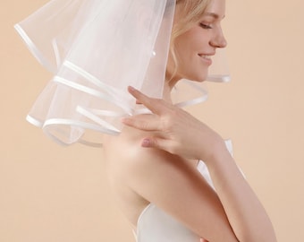 Kort slöja med satinkant | Dubbelskiktad bandkant, Bröllop i stadshuset, Modern elopement, Möhippa-accessoar, Civil stil