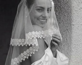 Spetskant Katedralslöja Dubbelt Lager Blommigt Kant Elfenben Bröllopshuvudbonad Vintageinspirerad Mjuk Tyll Kapell Ceremoni Romantisk Brud