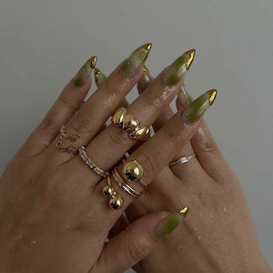 Olivgröna Cat Eye-naglar med stiletto | Guldfärgade kromtipsar, sammetseffekt, lösnaglar