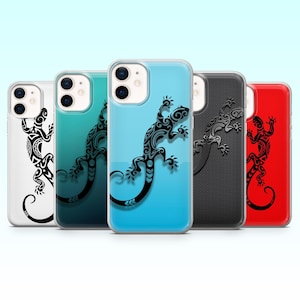 Peut inclure: Plusieurs coques de téléphone avec un motif de lézard noir. Les coques sont disponibles en blanc, vert d'eau, bleu, noir et rouge. Le motif du lézard est une illustration stylisée d'inspiration tribale.