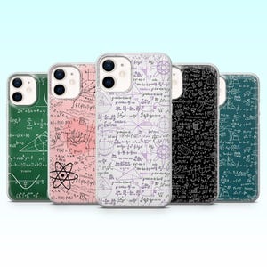 Op de afbeelding: Vijf telefoonhoesjes met wiskundige vergelijkingen en wetenschappelijke diagrammen. De hoesjes hebben verschillende kleuren: groen, roze, wit, zwart en blauwgroen. De ontwerpen bevatten formules, geometrische vormen en wetenschappelijke symbolen.