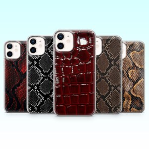 Könnte beinhalten: Eine Sammlung von fünf Smartphone-Hüllen mit verschiedenen Reptilienhautmustern. Die Hüllen weisen eine Reihe von Farben auf, darunter Rot, Schwarz, Braun und Beige. Die Designs ahmen die Texturen von Schlangen- und Krokodilhaut nach.
