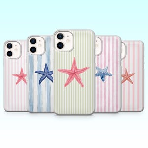 Puede incluir: Cinco fundas para teléfono con temática costera. Cada funda presenta un diseño de estrella de mar de diferente color sobre un fondo a rayas. Las estrellas de mar son en tonos de rojo, azul y coral. Los fondos tienen rayas verticales en colores pastel.