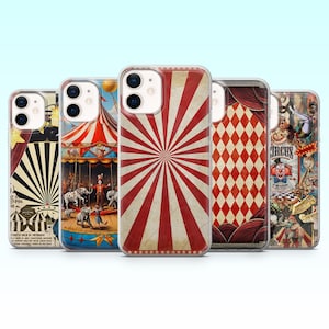 Op de afbeelding: Een verzameling van vijf telefoonhoesjes met circusthema's. De hoesjes tonen afbeeldingen van een draaimolen, een rood-wit gestreept patroon, een ruitpatroon en circusaffiches. De hoesjes zijn gemaakt van een helder, glanzend materiaal.