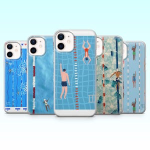 Puede incluir: Cinco fundas para teléfono con diseños de piscina. Cada funda muestra un diseño artístico diferente de nadadores y carriles de piscina en azul, rojo y blanco. Las fundas están diseñadas para adaptarse a un smartphone.