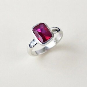 Rechteck Rubin Solitär Ring | Silberfarbener minimalistischer Statement Schmuck