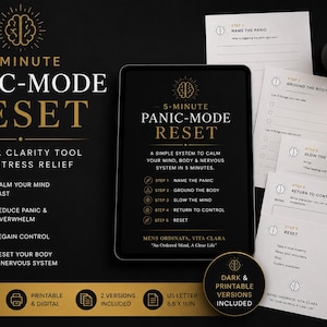 Może przedstawiać: Czarno-złoty projekt graficzny narzędzia do jasności umysłu, zatytułowany "5-Minute Panic-Mode Reset". Obraz zawiera tablet, arkusze robocze, kubek do kawy i zapaloną świecę, wszystko na ciemnej powierzchni.