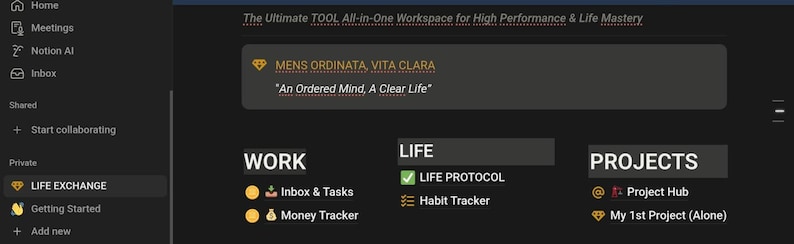 Puede incluir: Captura de pantalla de una interfaz de espacio de trabajo digital con un tema oscuro. La interfaz est&aacute; organizada en secciones etiquetadas como "Trabajo", "Vida" y "Proyectos". El texto incluye "MENS ORDINATA, VITA CLARA" y "An Ordered Mind, A Clear Life".