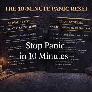 Könnte beinhalten: Zwei dunkle Arbeitsbücher mit goldener Schrift, die "The 10-Minute Panic Reset" bewerben. Eines ist das "Anxiety Reset Worksheet", das andere das "Overthinking Reset Protocol". Eine brennende Kerze und ein Buch sind ebenfalls zu sehen.