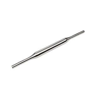 Puede incluir: Un rodillo de cocina de metal plateado pulido con un cuerpo central cilíndrico y liso que se estrecha hacia dos mangos delgados y rectos en cada extremo. La superficie de este utensilio de cocina es altamente reflectante y uniforme.