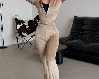 Conjunto de terciopelo de dos piezas para mujer con top estilo corsé y pantalones acampanados de cintura alta / Conjunto de salón suave / Chándal moderno y elegante