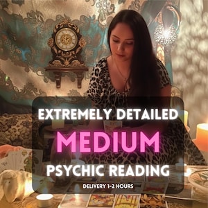Könnte beinhalten: Bild mit dem Text "EXTREMELY DETAILED MEDIUM PSYCHIC READING". Das Bild zeigt eine Frau in einem Oberteil mit Leopardenmuster, Tarotkarten, Kerzen und eine dekorative Uhr.