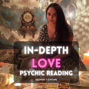 Op de afbeelding: Een vrouw in een jurk met luipaardprint zit aan een tafel met tarotkaarten. De afbeelding bevat de tekst "IN-DEPTH LOVE PSYCHIC READING". Een decoratieve klok en kaarsen zijn ook zichtbaar.