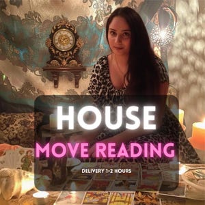 Könnte beinhalten: Eine Frau, umgeben von Tarotkarten und Kerzen. Der Text "HOUSE MOVE READING" ist überlagert. Eine dekorative Uhr und gemusterter Stoff sind im Hintergrund zu sehen. Die Frau trägt ein Kleid mit Leopardenmuster.
