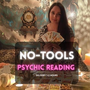 Peut inclure: Une femme tenant des cartes de tarot, avec le texte "NO-TOOLS PSYCHIC READING" sur une bannière. L'image comprend des bougies allumées, une horloge décorative et une table avec d'autres cartes de tarot. L'arrière-plan présente un motif.