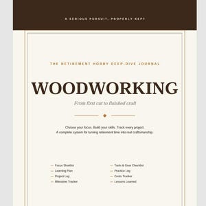 Op de afbeelding: Een crèmekleurige journal-omslag met donkerbruine tekst die A SERIOUS PURSUIT, PROPERLY KEPT, THE RETIREMENT HOBBY DEEP-DIVE JOURNAL, WOODWORKING, From first cut to finished craft leest, en een lijst met functies waaronder Focus Shortlist, Learning Plan, Project Log, Milestone Tracker, Tools & Gear Checklist, Practice Log, Costs Tracker en Lessons Learned.