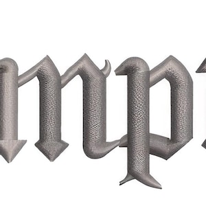 Könnte beinhalten: Das Wort Compton wird in einer grauen, texturierten, dreidimensionalen Stickschrift angezeigt. Die Buchstaben weisen einen klassischen gotischen Stil mit scharfen, spitzen Kanten und einem subtilen Schatteneffekt auf, der dem Text ein erhabenes Aussehen verleiht.