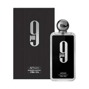 K&ouml;nnte beinhalten: Ein rechteckiges Parf&uuml;mflaschen- und Box-Set. Die Flasche ist transparent mit einem silbernen Verschluss und einem schwarzen Etikett mit der wei&szlig;en Zahl "9 pm". Die Box ist schwarz mit vertikalen Linien und dem gleichen "9 pm"-Design.