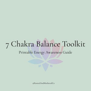 Könnte beinhalten: Hellgrüner Hintergrund mit dem schwarzen Text "7 Chakra Balance Toolkit". Darunter steht "Printable Energy Awareness Guide". Eine Lotusblume-Grafik befindet sich in der Mitte. Der Text "@RootedAndMotheredCo" steht unten.