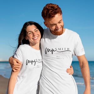 Anpassade Herr och Fru-tröjor Personliga Nygifta T-shirts med Efternamn Bröllopsdatum Skriftlig Signatur Minimalistisk Handskriven Namntröja
