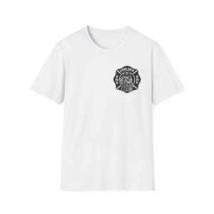 Op de afbeelding: Een wit t-shirt met korte mouwen en een zwart-witte cirkelvormige afbeelding op de linkerborst. De afbeelding toont een brandweermascotte in een Maltezer kruis-embleem met de tekst LIVE OAK ENG ONE en het zichtbare nummer 441.