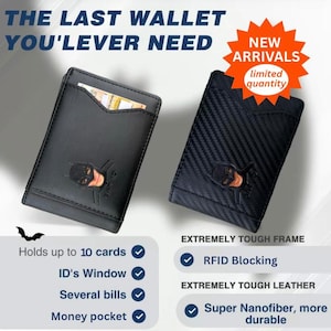 Może przedstawiać: Dwa czarne portfele z logo Batmana. Jeden portfel jest gładki, drugi ma fakturę z wł&oacute;kna węglowego. Tekst brzmi "THE LAST WALLET YOU'LL EVER NEED" i "NEW ARRIVALS, limited quantity". Zawiera blokadę RFID i kieszeń na pieniądze.