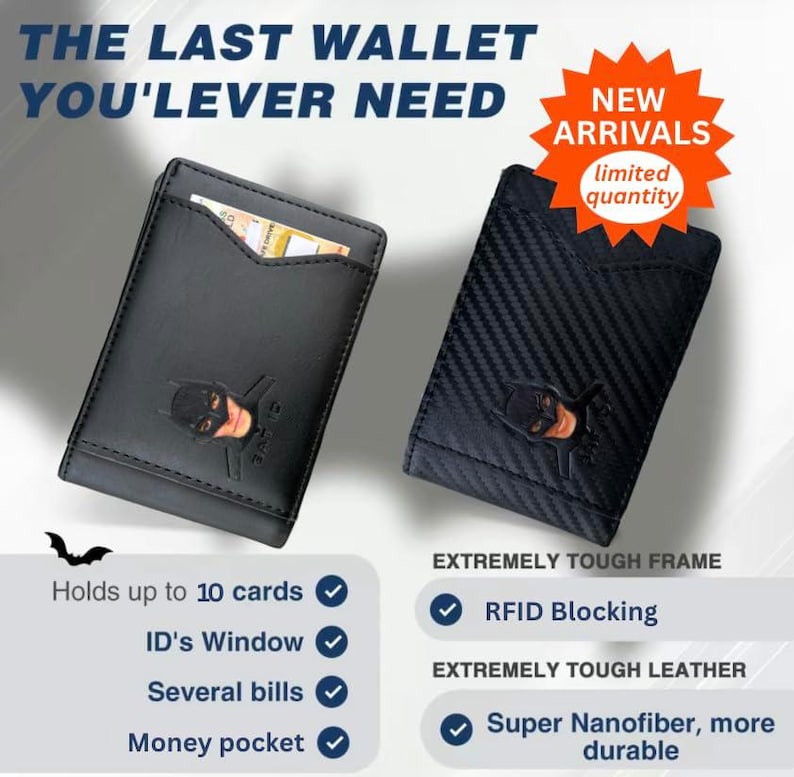 Może przedstawiać: Dwa czarne portfele z logo Batmana. Jeden portfel jest gładki, drugi ma fakturę z wł&oacute;kna węglowego. Tekst brzmi "THE LAST WALLET YOU'LL EVER NEED" i "NEW ARRIVALS, limited quantity". Zawiera blokadę RFID i kieszeń na pieniądze.